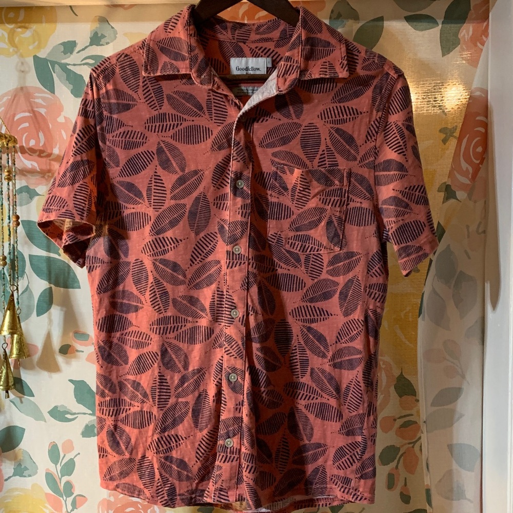 GUC GOODFELLOW & CO BUTTON UP COLLARED SHIRT- CORAL W BLACK LEAF PRINT